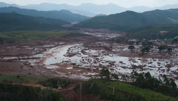 Distrito de Bento Rodrigues um dia após rompimento de barragens de rejeitos que criou tsunami de lama na região - Sputnik Brasil