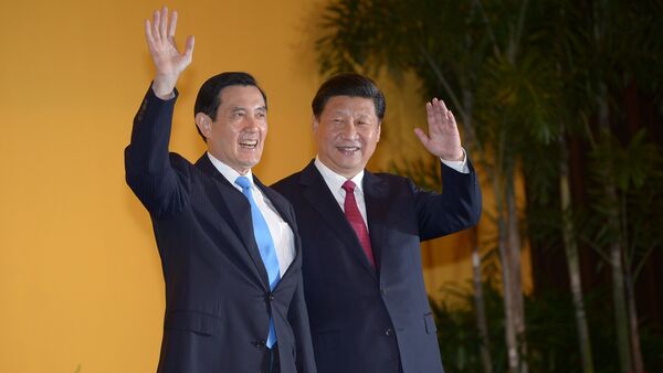 O presidente chinês Xi Jinping e chefe de Taiwan Ma Ying-jeou antes da reunião no hotel Shangrila em Singapura em 7 de novembro, 2015 - Sputnik Brasil