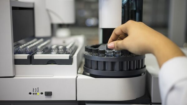 A lab technician checks samples to be tested for doping - Sputnik Brasil