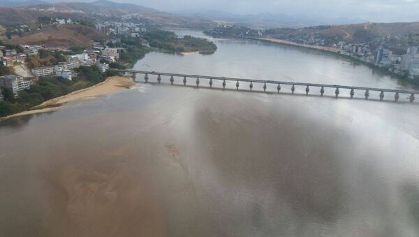 Água do Rio Doce fica mais escura e indica que lama está perto do ES - Sputnik Brasil