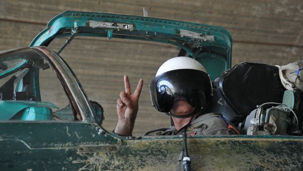 Um piloto sírio antes de uma missão na base aérea Hama perto da cidade de Hama, na Síria. - Sputnik Brasil