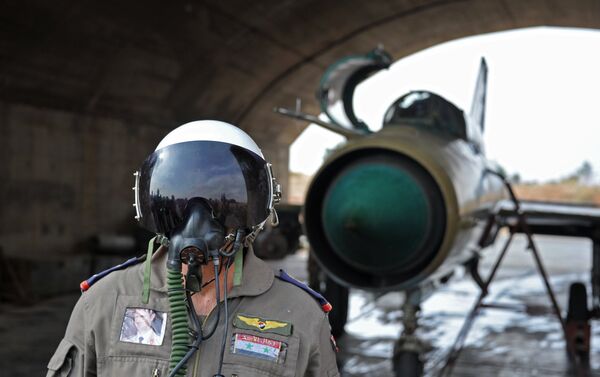 Piloto sírio na base aérea de Hama na Síria - Sputnik Brasil