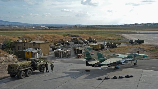 A base aérea de Hama. Carros russos e o caça MiG-23 russo das Forças Aéreas da Síria - Sputnik Brasil