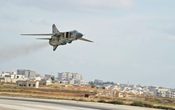 Caça russo da era soviética MiG-23 das Forças Aéreas da Síria na base de Hama - Sputnik Brasil