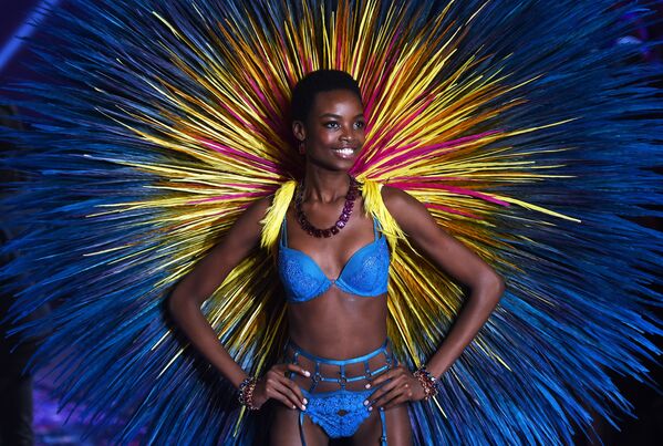 Modelo angolana Maria Borges no desfile de moda Victoria Secret - Sputnik Brasil