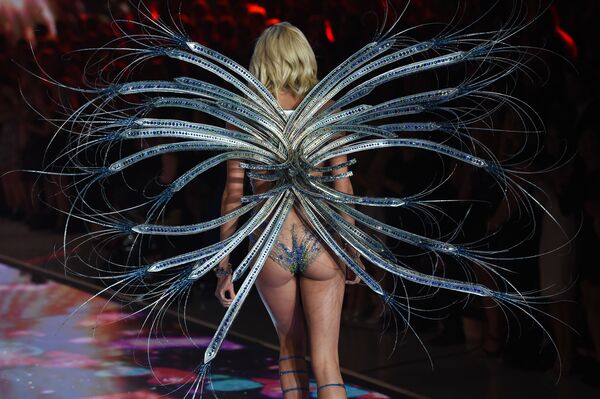 Modelo Devon Windsor mostra as suas asas do anjo durante o desfile de moda Victoria Secret - Sputnik Brasil