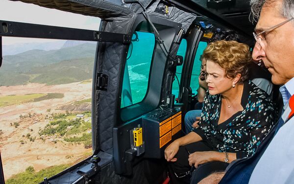 Presidente Dilma Rousseff e o governador de Minas Gerais, Fernando Pimentel, durante sobrevoo das áreas atingidas pelo rompimento das Barragens em MG - Sputnik Brasil