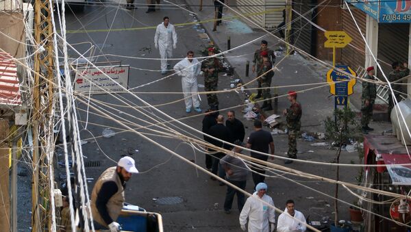 Investigadores trabalham no local de explosão em Beirute, no Líbano, em 13 de novembro 2015 - Sputnik Brasil