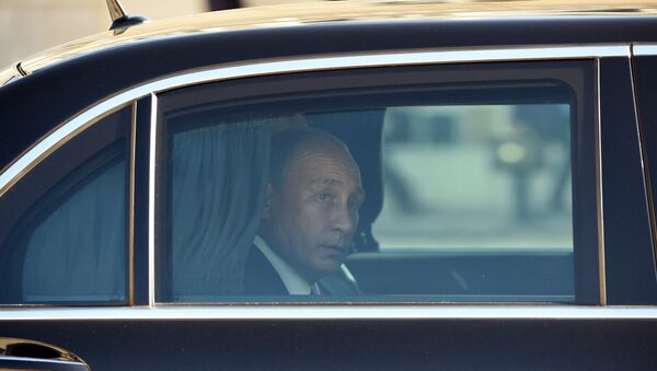 Vladimir Putin olha pela janela do carro presidencial - Sputnik Brasil