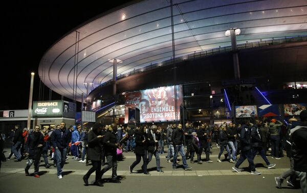 Pessoas abandonam o estádio Stade de France depois do amistoso entre França e Alemanha e atentado - Sputnik Brasil