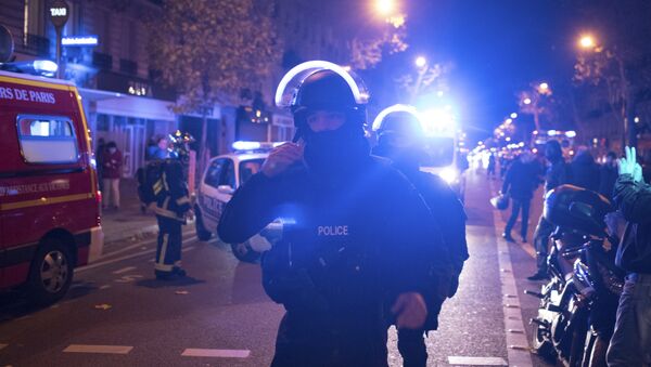 Batalhão de operação especiais da polícia francesa chega ao teatro Bataclan, em Paris. - Sputnik Brasil