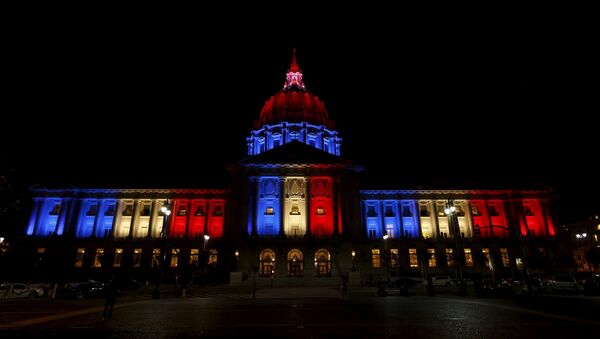 San Francisco City Hall iluminado com as cores da bandeira francesa em solidariedade com todos aqueles que foram afetados pelos ataques - Sputnik Brasil