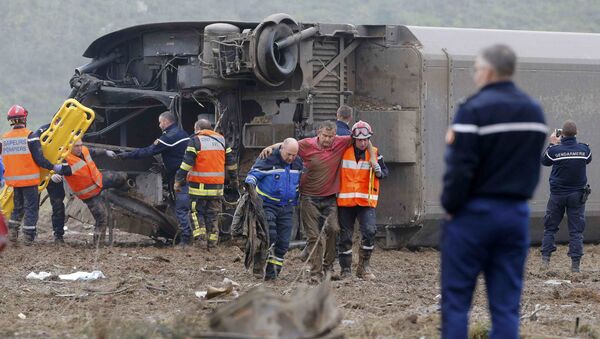 Equipes de resgate carregam uma vítima dos destroços do trem TGV teste que descarrilou e caiu em um canal fora Eckwersheim perto de Estrasburgo, leste da França, 14 de novembro de 2015 - Sputnik Brasil