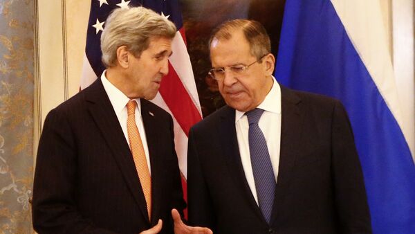 Russia's Foreign Minister Sergei Lavrov (R) and US Secretary of State John Kerry talk before a conference on the Syria conflict in Vienna, Austria, on November 14, 2015 - Sputnik Brasil