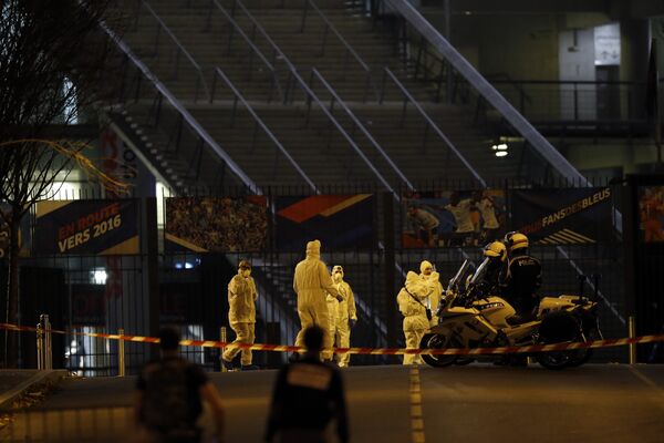 Policiais investigativos trabalham no estádio Stade de France, ao norte da capital francesa, depois dos atentados de 13 de novembro - Sputnik Brasil