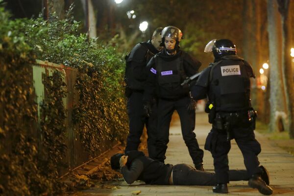 Polícia interroga um homem suspeito de ter participado de ataques em Paris - Sputnik Brasil