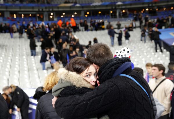 Um casal se abraça no estádio Stade de France, depois do amistoso França-Alemanha. - Sputnik Brasil