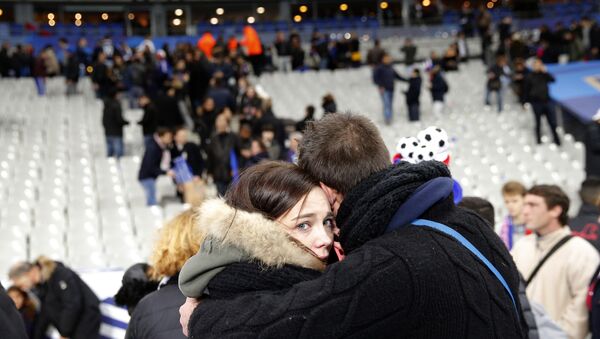 Um casal se abraça no estádio Stade de France, depois do amistoso França-Alemanha. - Sputnik Brasil