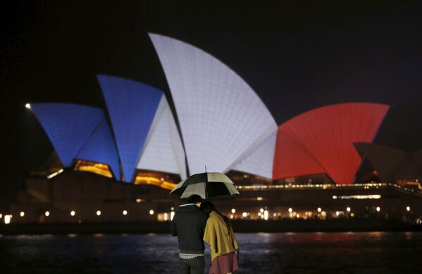 Sede da Ópera de Sydney adota cores da bandeira francesa - Sputnik Brasil