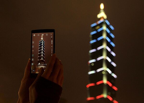 Torre Taipei 101, uma das principais atrações turísticas de Taiwan, em cores da bandeira da França - Sputnik Brasil