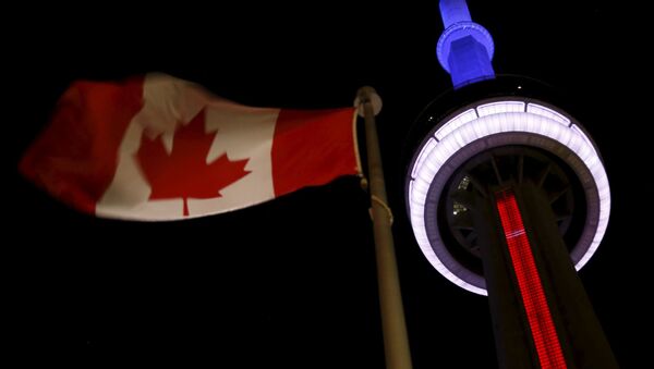 Torre canadense CN Tower em cores da bandeira francesa, em solidariedade com as vítimas do atentado em Paris - Sputnik Brasil