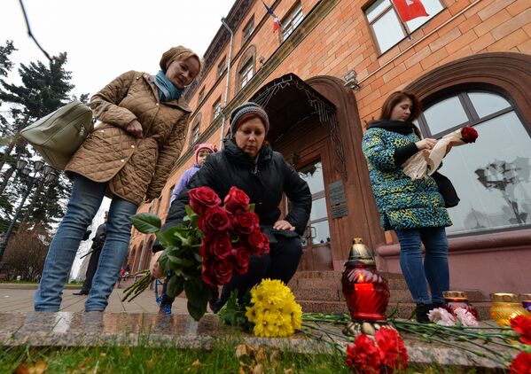 Bielorrussos depositam flores na entrada da embaixada da França em Minsk - Sputnik Brasil