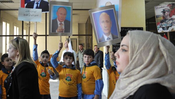 Os moradores jovens de Latakia, Síria participam de uma reunião para marcar o feriado do Dia Nacional da Unidade da Rússia e para expressar gratidão à Rússia para a sua operação de combate no seu país. - Sputnik Brasil