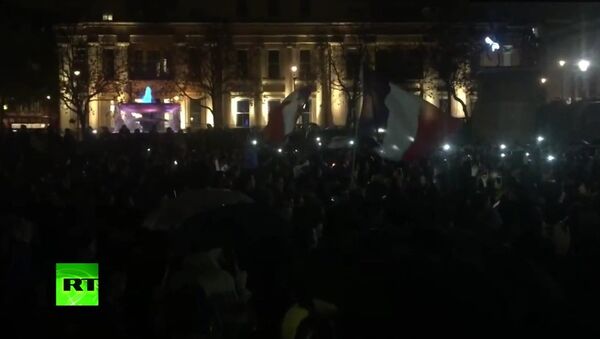 Hundreds sing Marseillaise in London’s Trafalgar Square paying tribute to victims of Paris attacks - Sputnik Brasil