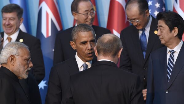 Presidente dos EUA, Barack Obama, conversa com o presidente russo, Vladimir Putin, antes da foto em grupo com outros líderes na Cúpula do G-20 em Antália - Sputnik Brasil