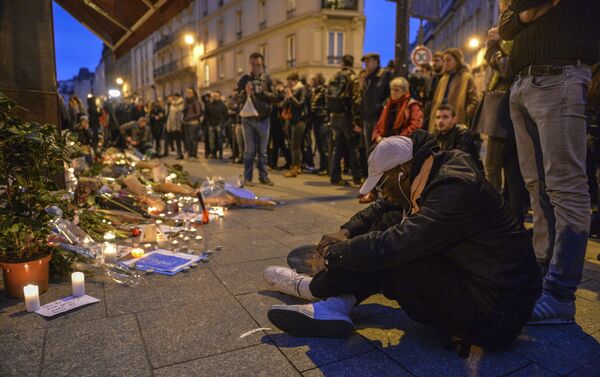 Parisienses em luto após ataques terroristas de 13 de novembro - Sputnik Brasil