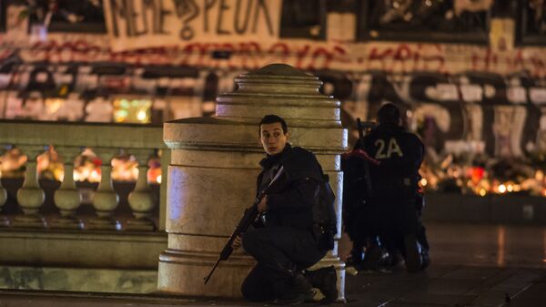 Policiais franceses na praça da República, em Paris - Sputnik Brasil