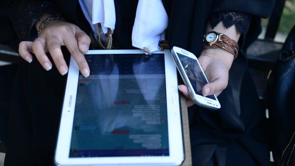 Mulher está usando um aplicativo no seu tablet - Sputnik Brasil