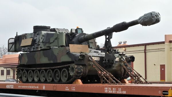 M109A6 Paladin Howitzer norte-americano de 155mm está vinculado em um trem durante uma operação em Camp Carroll em Chilgok, 220 kms ao sudeste de Seul, em 6 de março de 2012. - Sputnik Brasil