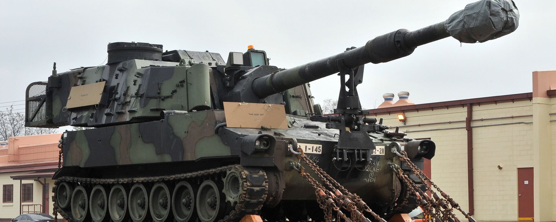 M109A6 Paladin Howitzer norte-americano de 155mm está vinculado em um trem durante uma operação em Camp Carroll em Chilgok, 220 kms ao sudeste de Seul, em 6 de março de 2012. - Sputnik Brasil, 1920, 08.06.2022