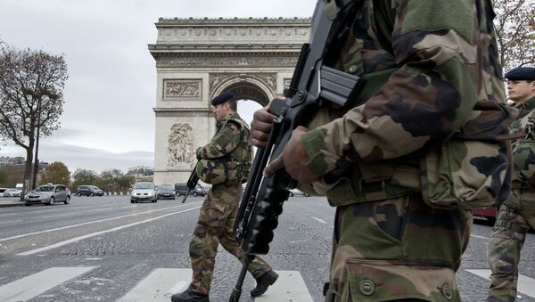 Soldados franceses cruzam o Champs Elysees em Paris, 16 de novembro de 2015 - Sputnik Brasil