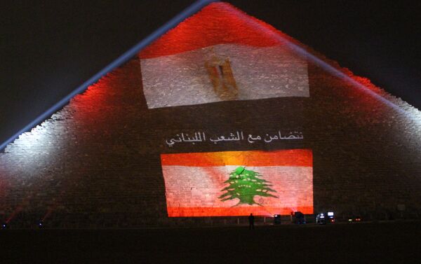Bandeira do Líbano é projetada sobre pirâmide de Quéps, no Egito, em solidariedade às vítimas do atentado terrorista em Beirute - Sputnik Brasil