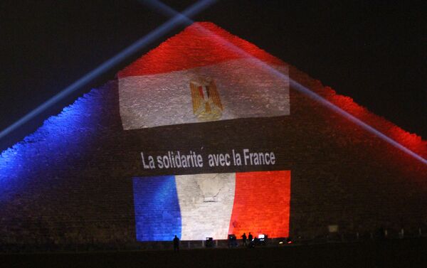 Bandeira da França é projetada sobre pirâmide de Quéps, no Egito, em solidariedade às vítimas dos atentados terroristas em Paris - Sputnik Brasil