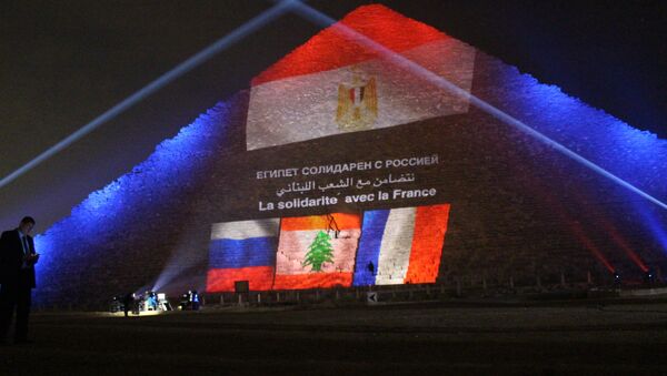 Bandeiras da Rússia, França e Egito são projetadas sobre pirâmide de Quéps - Sputnik Brasil