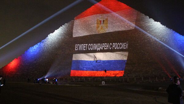 Bandeira da Rússia é projetada sobre pirâmide de Quéps, no Egito, em solidariedade às vítimas da queda do avião A321 - Sputnik Brasil