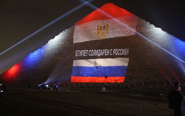 Bandeira da Rússia é projetada sobre pirâmide de Quéps, no Egito, em solidariedade às vítimas da queda do avião A321 - Sputnik Brasil
