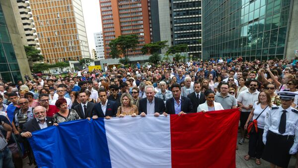 Ato no Consulado da França em São Paulo em homenagem às vítimas dos ataques terroristas de Paris - Sputnik Brasil