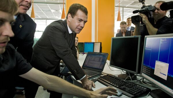 Primeiro-ministro russo Dmitri Medvedev visita uma empresa de software - Sputnik Brasil