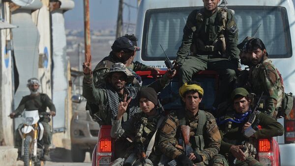 Soldados sírios perto da povoação libertada nos arredores da cidade de Aleppo - Sputnik Brasil