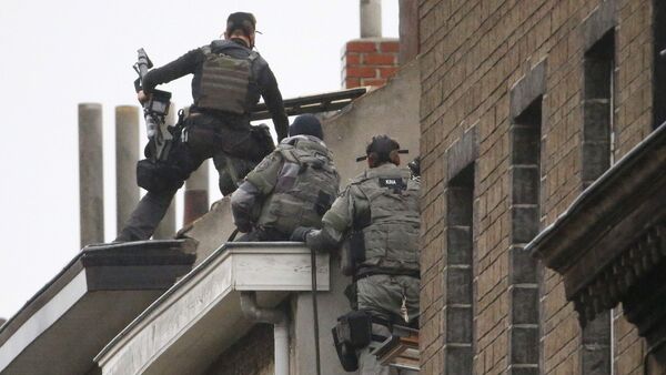 Agentes das forças especiais da polícia belga realizam um raide em busca de suspeitos nos subúrbios de Bruxelas, 16 de novembro de 2015 - Sputnik Brasil