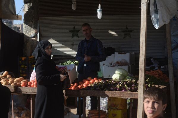 Moradores de Aleppo em um mercado da cidade - Sputnik Brasil