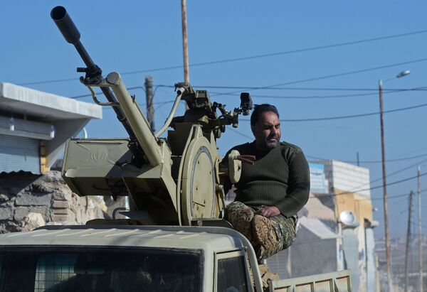 Militar das forças governamentais em uma das aldeias recentemente liberadas na província de Aleppo - Sputnik Brasil