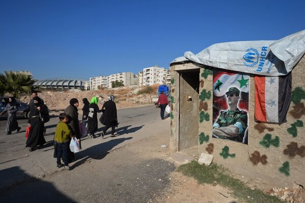 Moradores de Aleppo em uma das ruas da cidade - Sputnik Brasil