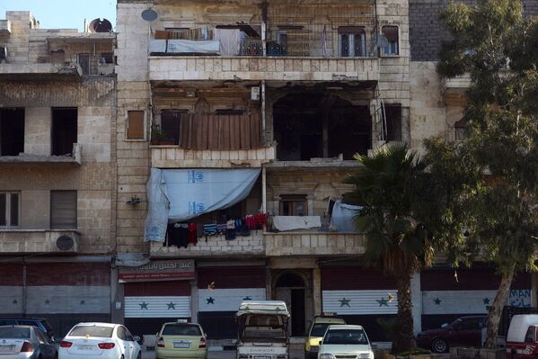 Um edifício residencial destruído na cidade síria de Aleppo - Sputnik Brasil