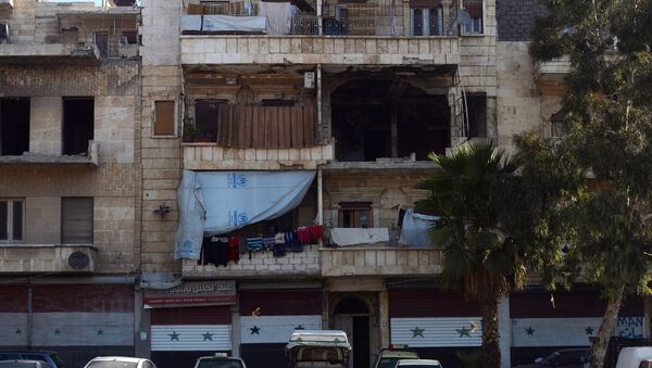 Um edifício residencial destruido na cidade síria de Aleppo - Sputnik Brasil