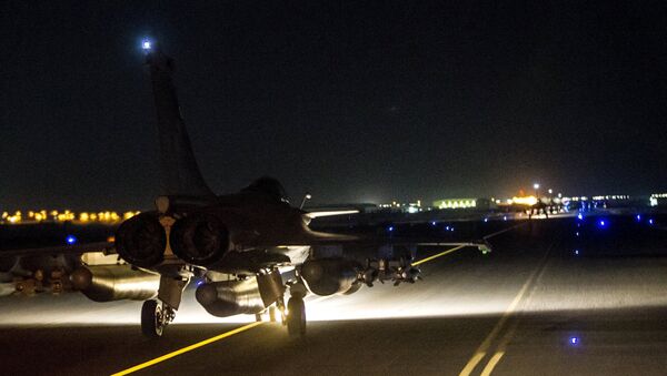 A French fighter jet taxis along the runway in an undisclosed location, in this handout picture released by the ECPAD late November 15, 2015 - Sputnik Brasil